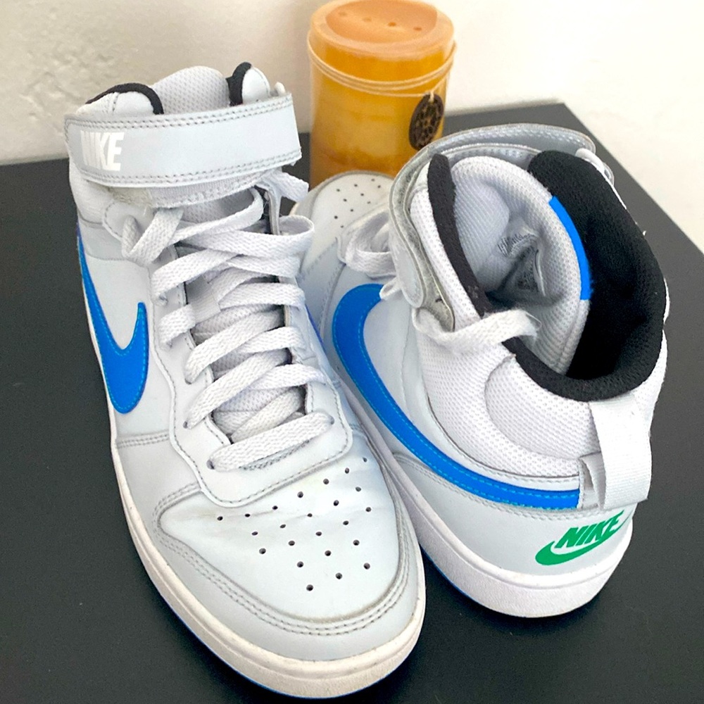 Nike Boys Athletic Shoes Court Borough 2 Mid silver and blue CD7682-012